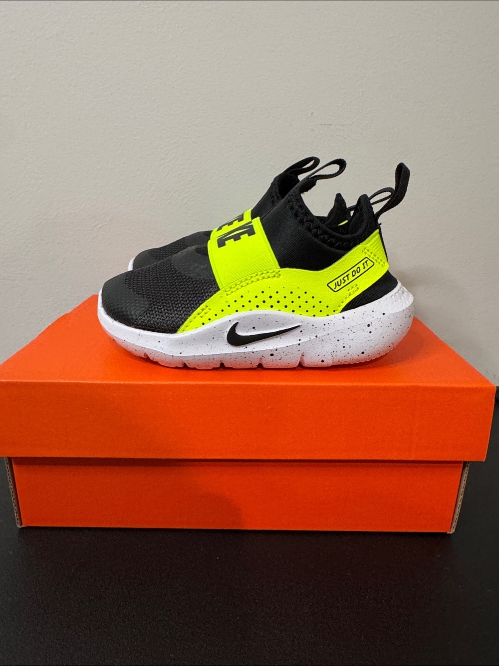 Nike Flex Runner Slip-On Sneakers Black Volt White Baby/Toddler Size 5C New NIB